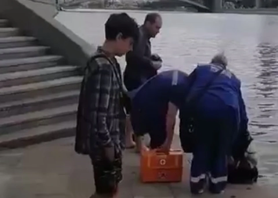 Женщина пришла в себя, с ней работают врачи.