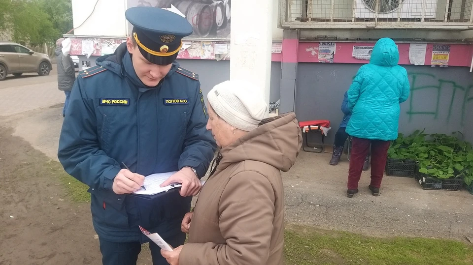 Инструктирование населения. Фото: ГУ МЧС по Пермскому краю.