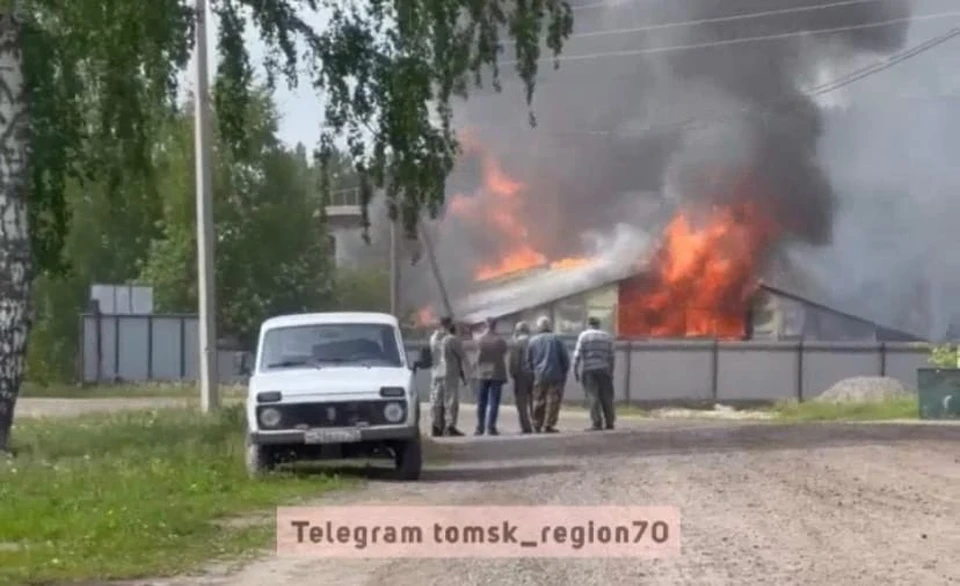 В тушение пожара принимали участие 5 единиц техники и 20 человек. Фото: "Регион-70"