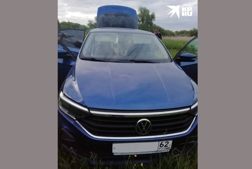 Автомобиль с телом мужчины обнаружили ночью, с раннего утра на месте уже работали следователи.