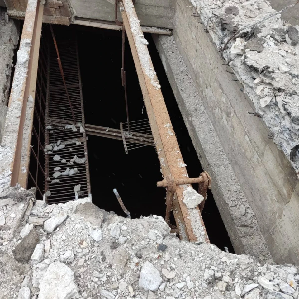 На старом мосту на Минаева рабочие разобрали часть бетонной балки