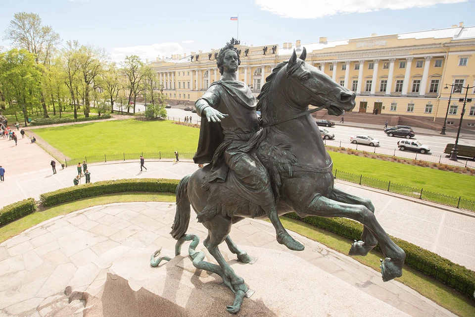 Вид на памятник Петру I "Медный всадник" на Сенатской площади Санкт-Петербурга.