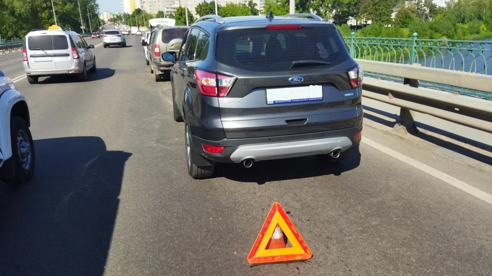 Три машины столкнулись на мосту Дружбы в Орле