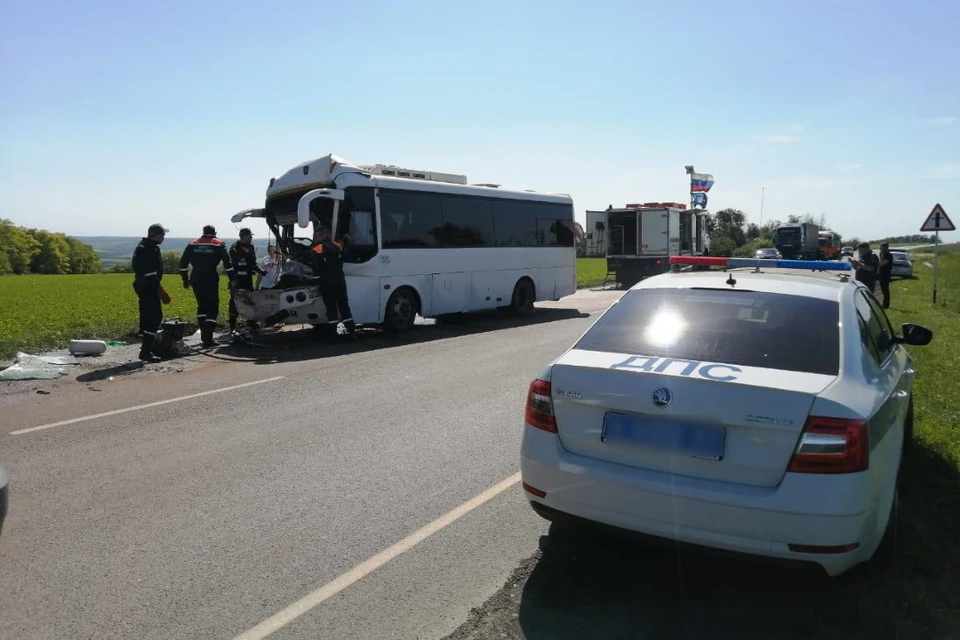 При аварии была повреждена передняя часть автобуса. Фото: пресс-служба МЧС по Ростовской области