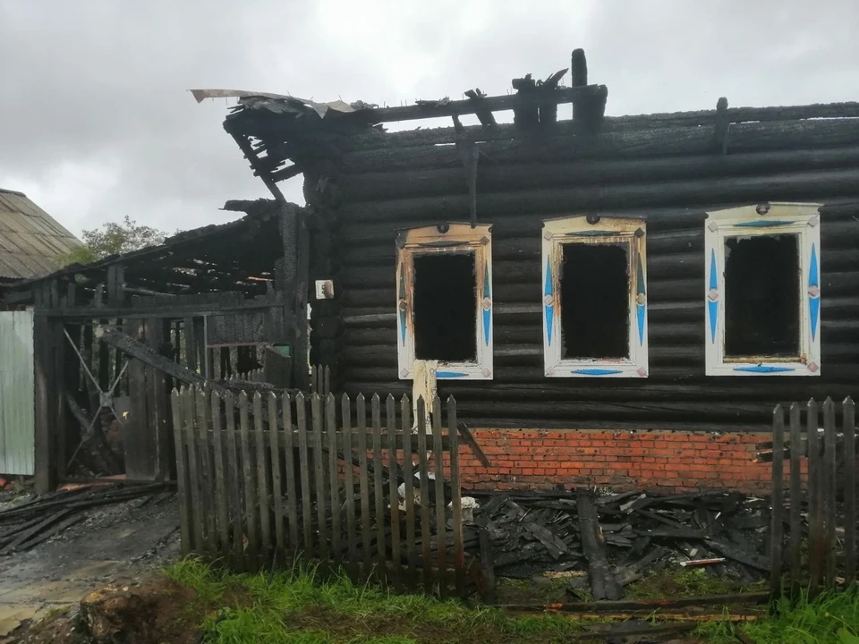 Днем 8 июня в Глазове загорелся частный дом. Фото: пресс-служба СУ СКР по УР