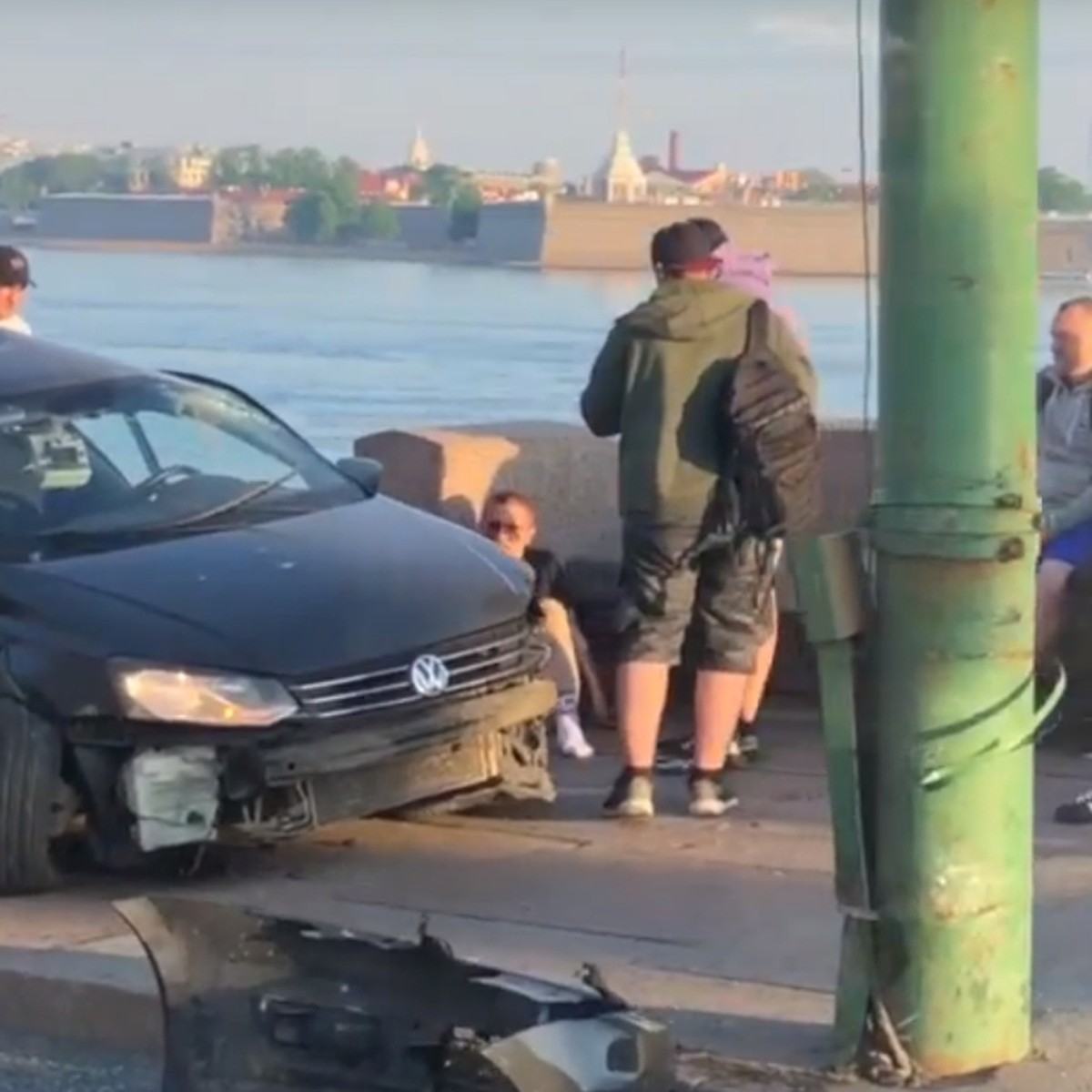 Каршеринг столкнул пешехода в воду в ДТП на Троицком мосту в Петербурге -  KP.RU