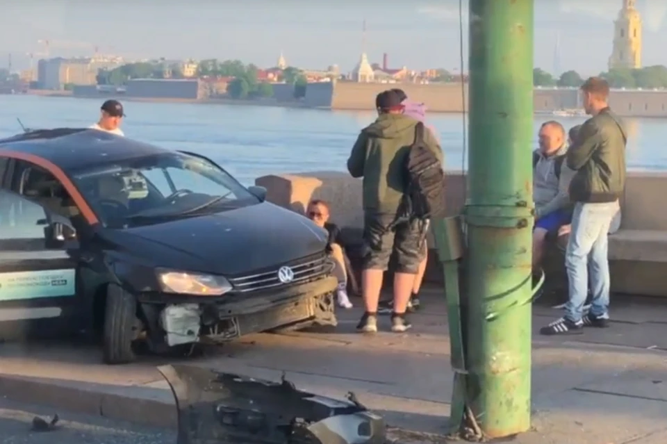 Автобус в питере сбил пешеходов. ДТП каршеринг Троицкий мост. ДТП Троицкий мост СПБ. Авария на Троицком мосту.