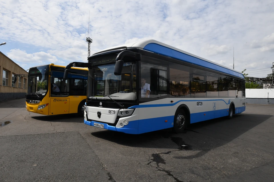 Бесплатные автобусы запущены на Троицу 12 июня от станций метро до кладбищ Москвы.