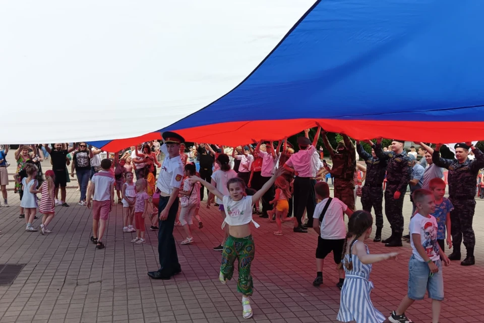 В Краснодаре в честь Дня России состоялся флешмоб по развертыванию триколора. Фото: пресс-служба администрации Краснодарского края
