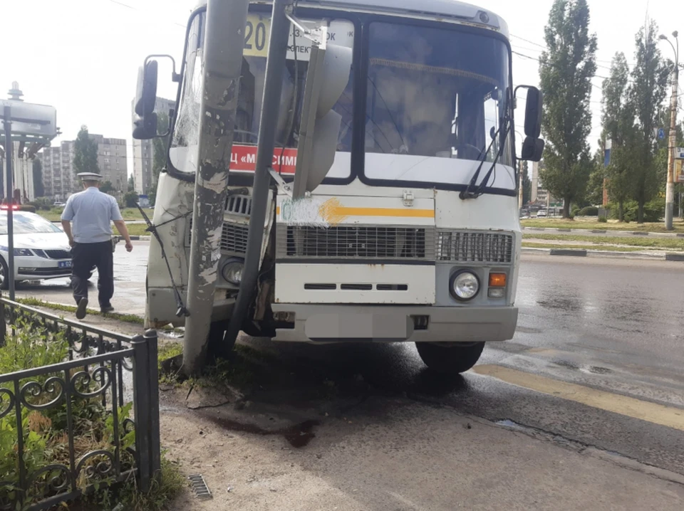 У автобуса сильно помято крыло.