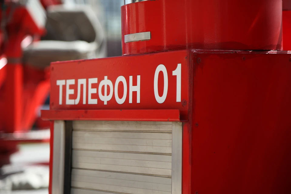 На месте работают пожарные.