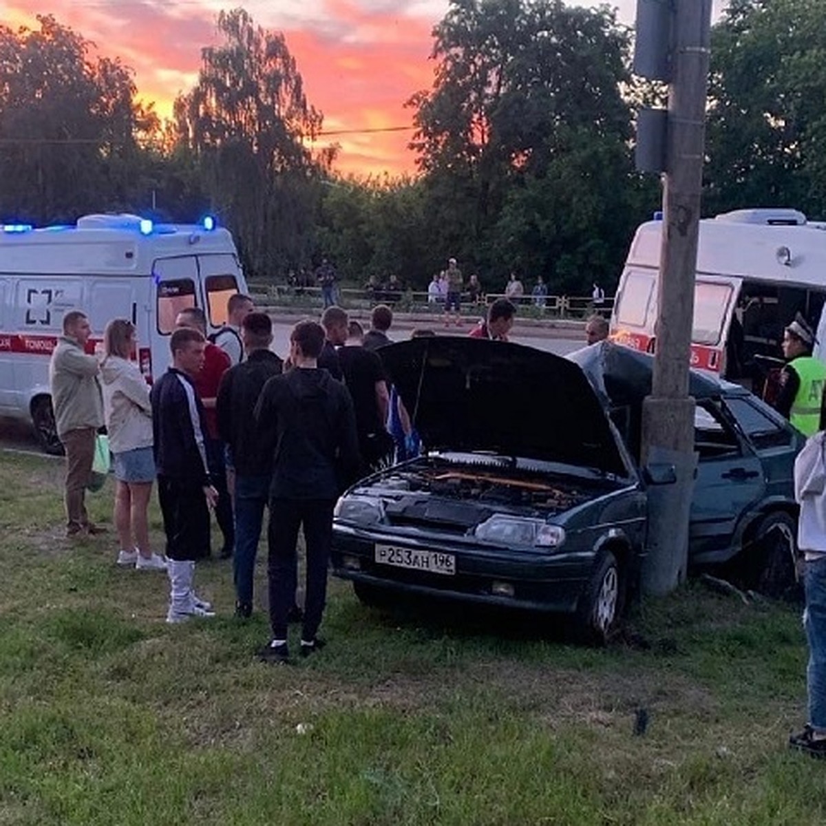 В Каменске-Уральском водитель на скорости влетел в столб и погиб - KP.RU