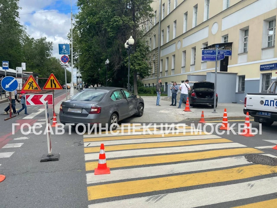 Пешеход пострадал в результате ДТП на Покровском бульваре.