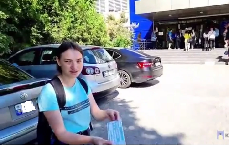 Гражданка Молдовы пожаловалась, что не могла оформить паспорт в срочном порядке без билета на самолет. Фото: скриншот видео