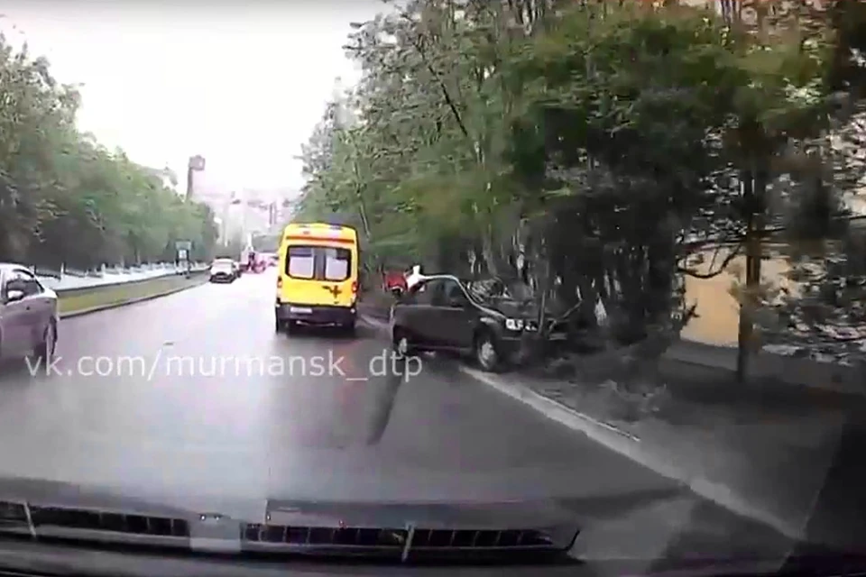 В Мурманске произошло ДТП, в котором водитель Renault Logan вписался в дерево. Аварию сняли на видео. Фото: Скриншот видео