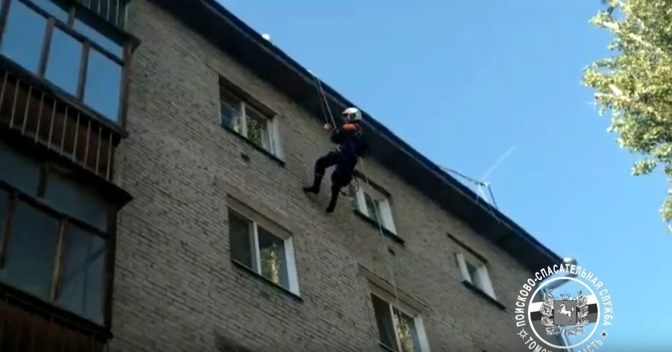 Спасатели рассказали, что после многочисленных попыток попасть в квартиру через дверь, они приняли решение зайти через окно. Фото: telegram-канал ПСС.
