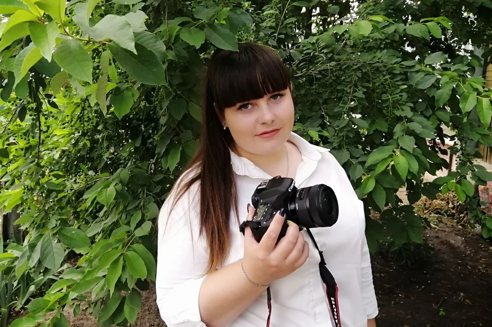 Девушка учится в фотошколе