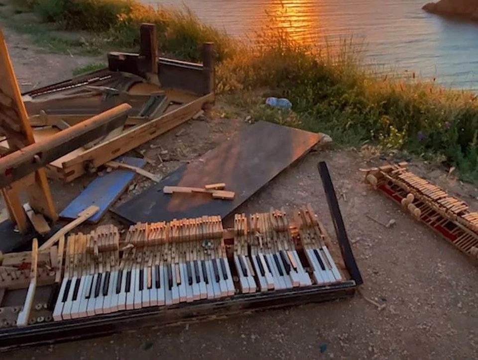 Пианино разломали. ФОТО: ТК Большая Морская