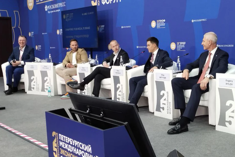 Спортсмен (в центре) рассказал о своей карьере в рамках международного экономического форума в Петербурге.
