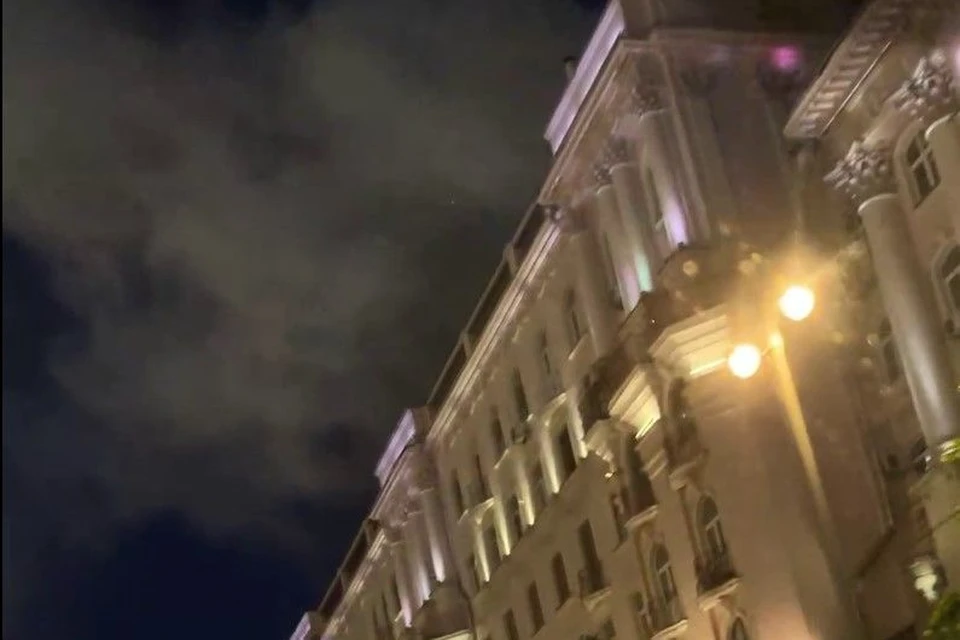 В Москве на Тверской горит кровля многоэтажного дома. Фото: скрин