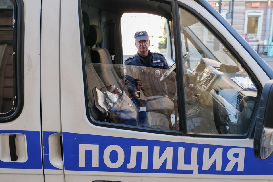 Раненный мужчина выпрыгнул из окна 5-го этажа в Петербурге, спасаясь от собутыльников