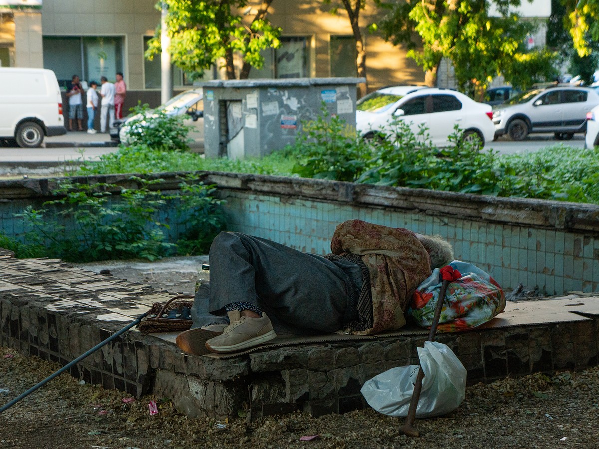 Белое пятно» на карте благоустройства: кто устроил бомжатник в центре  Саратова? - KP.RU