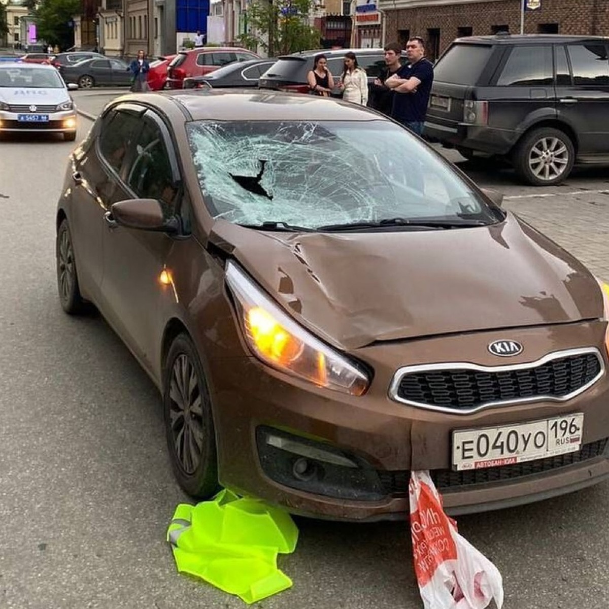 В Екатеринбурге мужчина попал под колеса Kia Ceed и пробил лобовое стекло  на улице Розы Люксембург - KP.RU