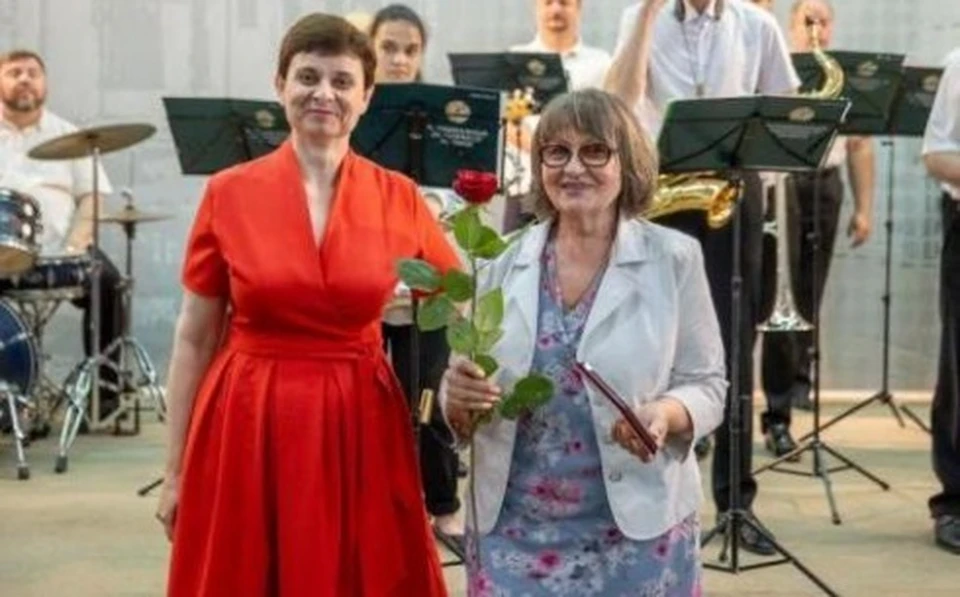 Медицинских работников Таганрога лично поздравили председатель городской Думы — глава города Таганрога Инна Титаренко и замглавы горадминистрации по социальным вопросам Ирина Голубева. Фото: сайт администрации Таганрога.