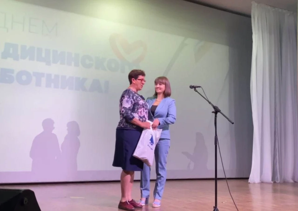 Мария Усова поздравляет ветерана медицинской службы Ольгу Аронину