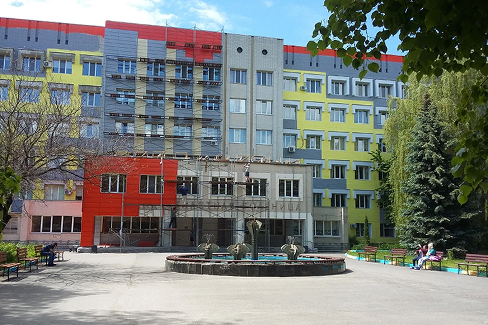 Здания обшивают вентилируемым фасадом.