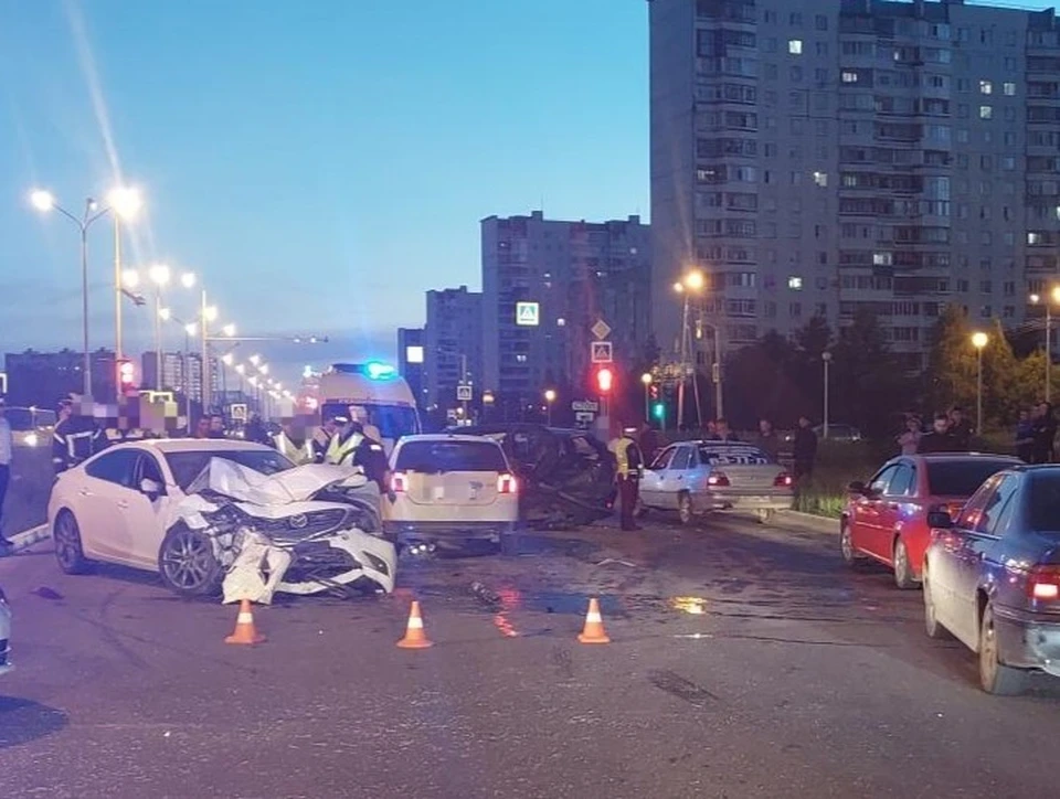 В Нижневартовске столкнулись четыре автомобиля: есть пострадавшие Фото: УГИБДД России по ХМАО-Югре