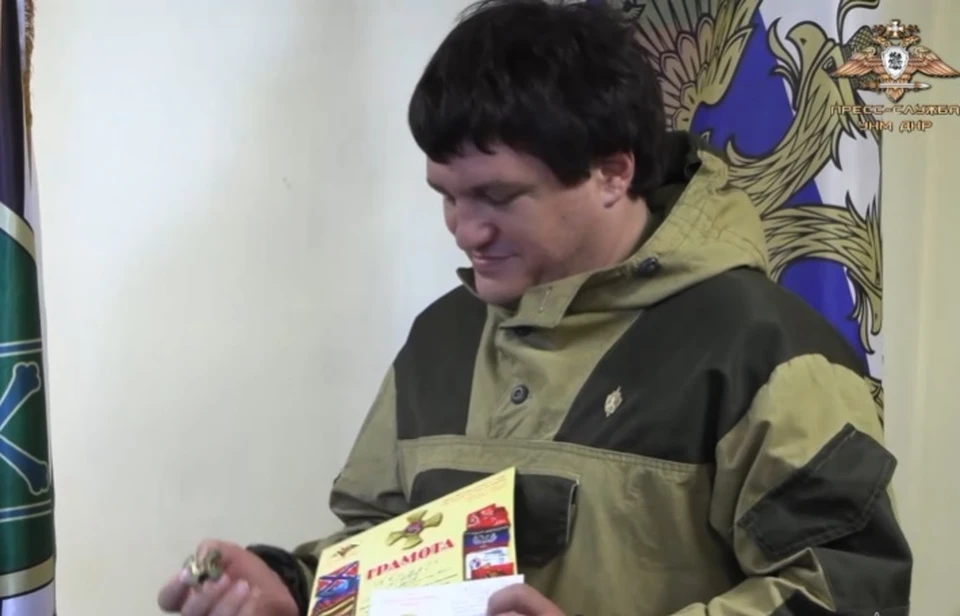 Ахру Авидзбу наградили нагрудным знаком «Народное ополчение Донбасса». Фото: скриншот из видео НМ ДНР