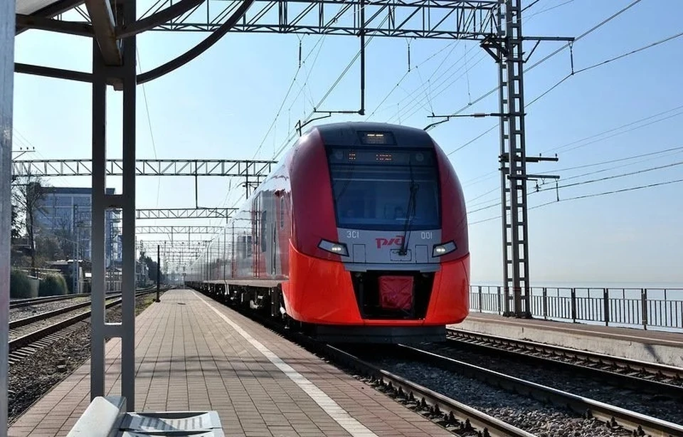 Почему нет поездов в сочи. Ласточка электропоезд Сочи. Поезд Ласточка Сочи. Электропоезда Сочи Адлер. Аэропорт Сочи - Адлер электропоезд Ласточка.