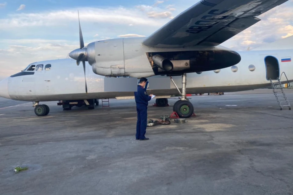 Ан-24 аварийно приземлился в аэропорту Иркутска с заклинившим шасси, оно загорелось после посадки. Фото: Восточное МСУТ СК России
