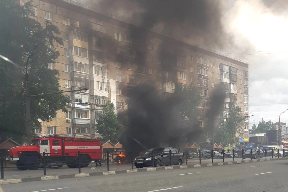 Машина горит на улице Молодежной. Фото: очевидцы
