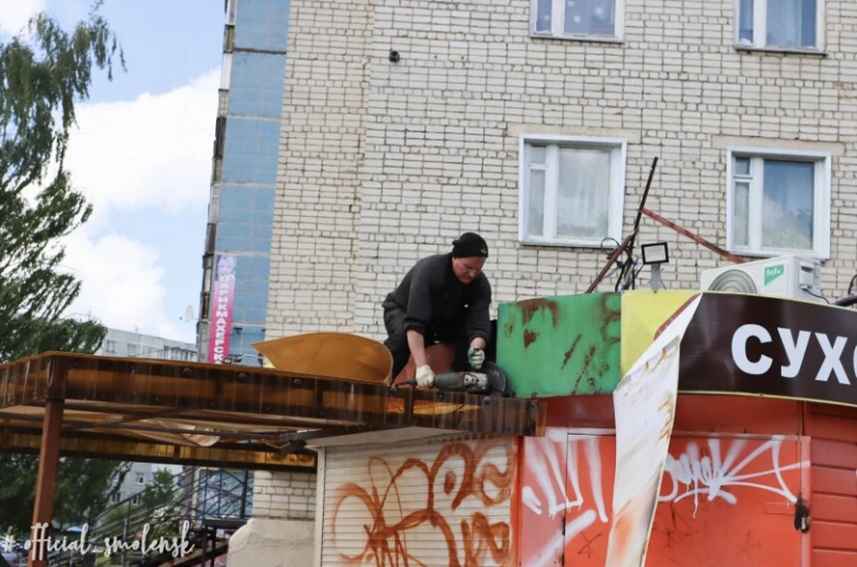 В Промышленном районе Смоленска демонтируют незаконно установленные ларьки. Фото: пресс-служба администрации города.
