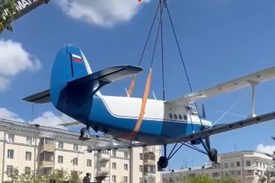 В Новосибирске установили макет самолета АН-2. Фото: стоп-кадр