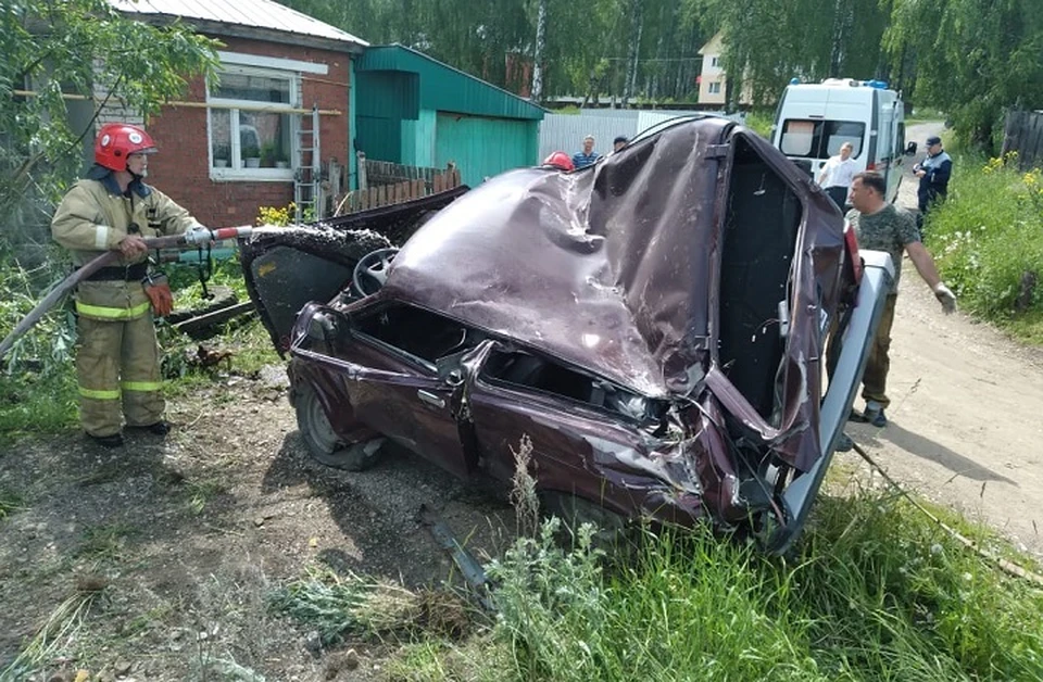 Мужчину из машины доставали спасатели. Фото: УГИБДД по Свердловской области