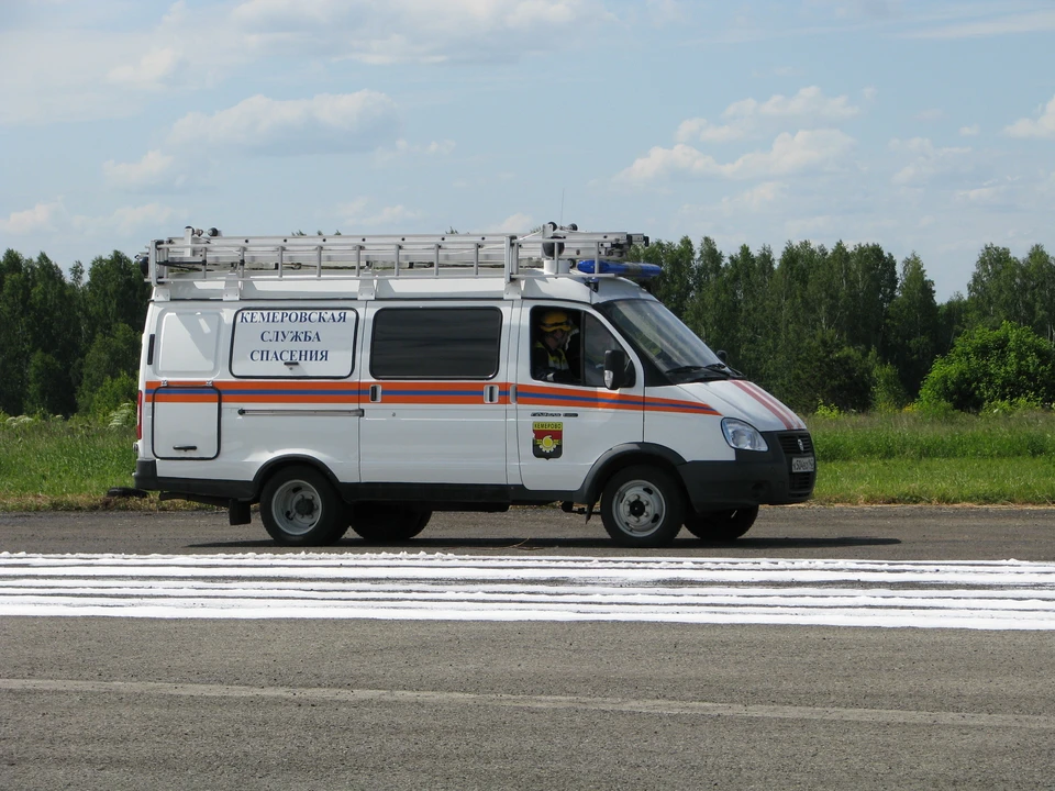 В Кемерове спасатели сохранили жизнь пенсионерке, потерявшей сознание в запертой квартире. Фото: МБУ «Кемеровская служба спасения».