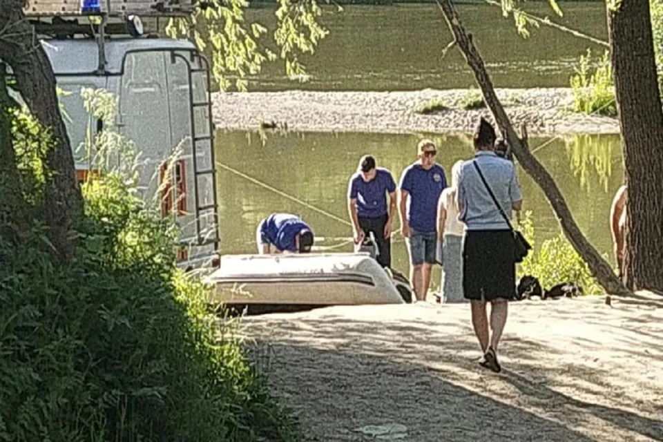 В Новосибирске из реки Иня достали тело утонувшего мальчика. Фото: предоставлено очевидцами.