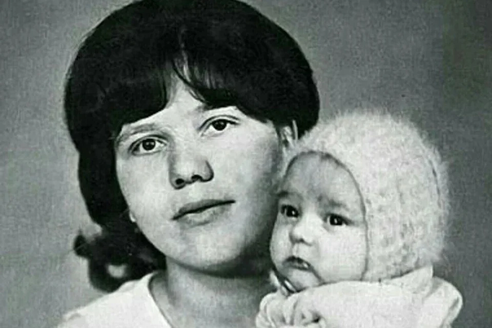 Юра Шатунов с мамой Верой. Зима 1974 года