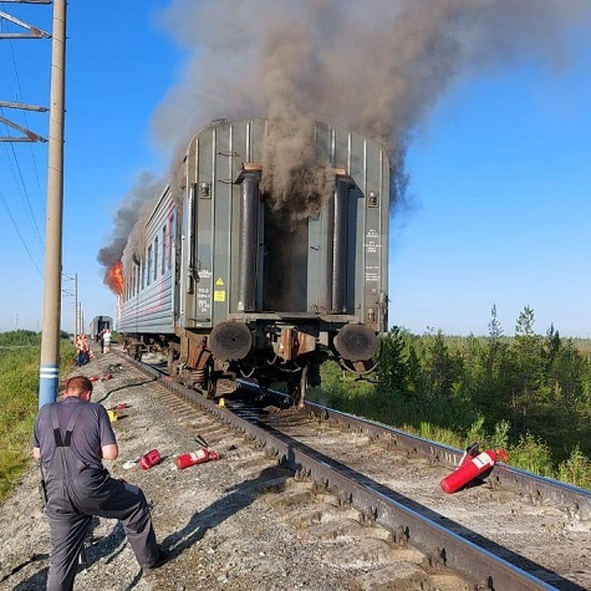 На Свердловской железной дороге загорелся вагон с пассажирами - KP.RU