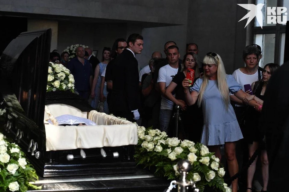 Поклонники, делающие фото Юрия Шатунова в гробу, вызвали гнев россиян