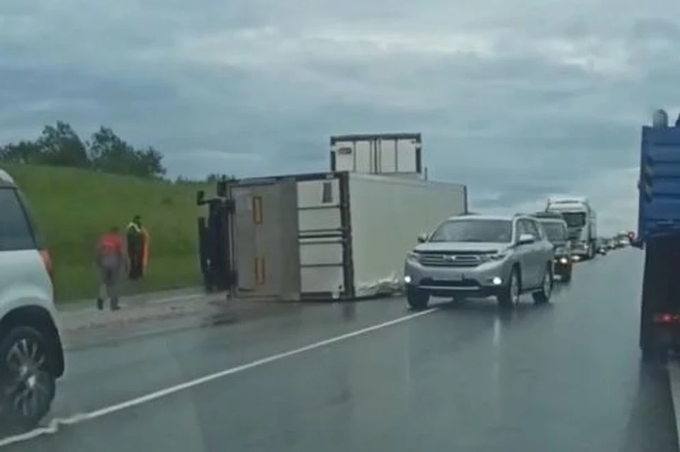 Под Новосибирском завалился набок прицеп фуры. Фото: стоп-кадр