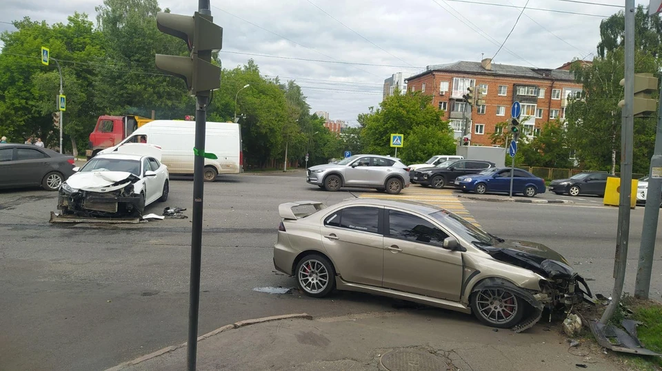 Авария произошла на перекрестке улиц Удмуртской и Лихвинцева. Фото: 1-й отдел УГИБДД по УР