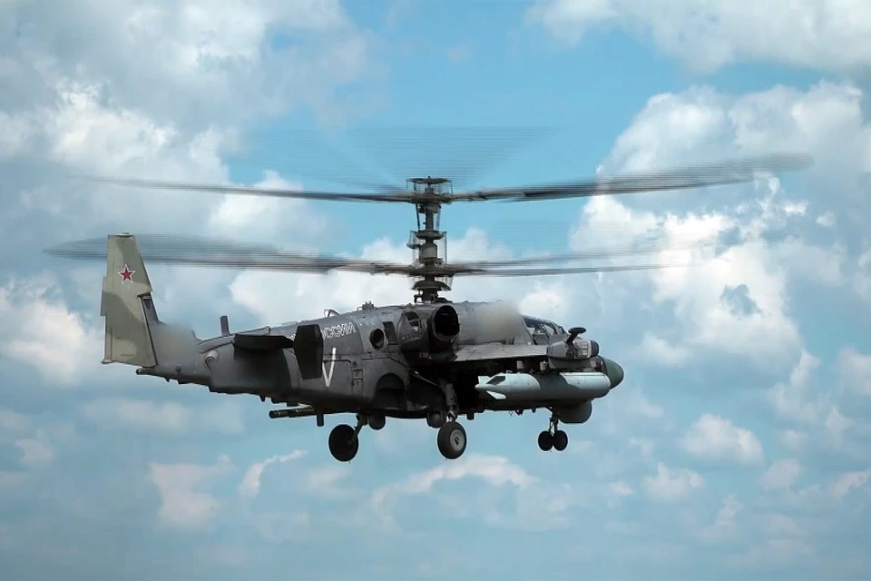 Вертолеты Ка-52 на Донбассе круглосуточно решают задачи по обеспечению безопасности транспортных колонн, выполнению десантных операций и прикрытию с воздуха