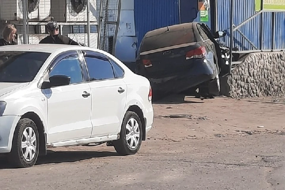 В крыльцо магазина в Скопине на полной скорости въехала пьяная 28-летняя женщина. Фото: Артем Дьячков | Скопин.ИНФО.