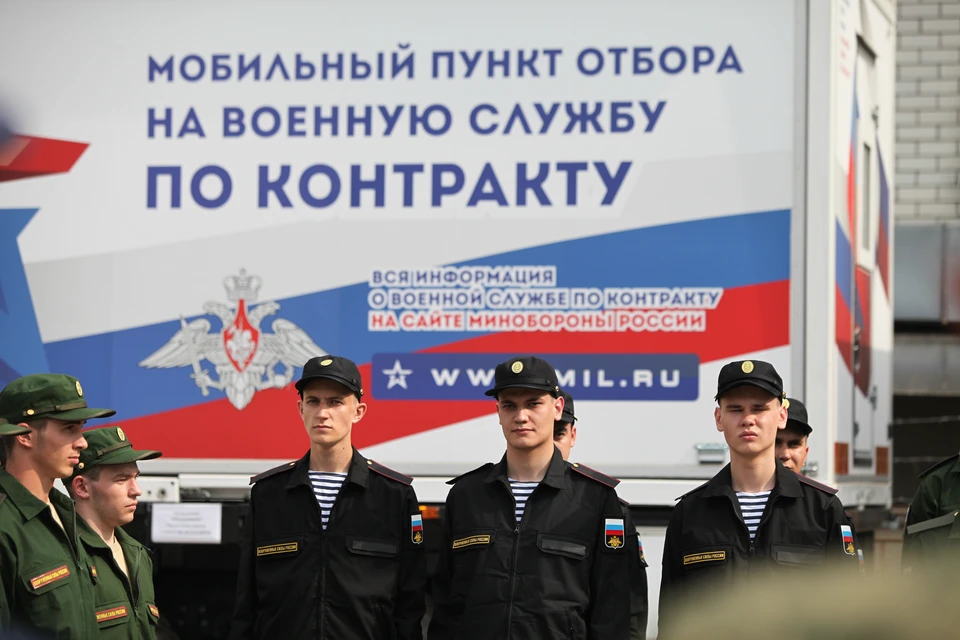 Подписать боевой. Заключение воинского контракта. Подписание военного контракта. Ульяновцы. Заключение военнослужащих картинки.
