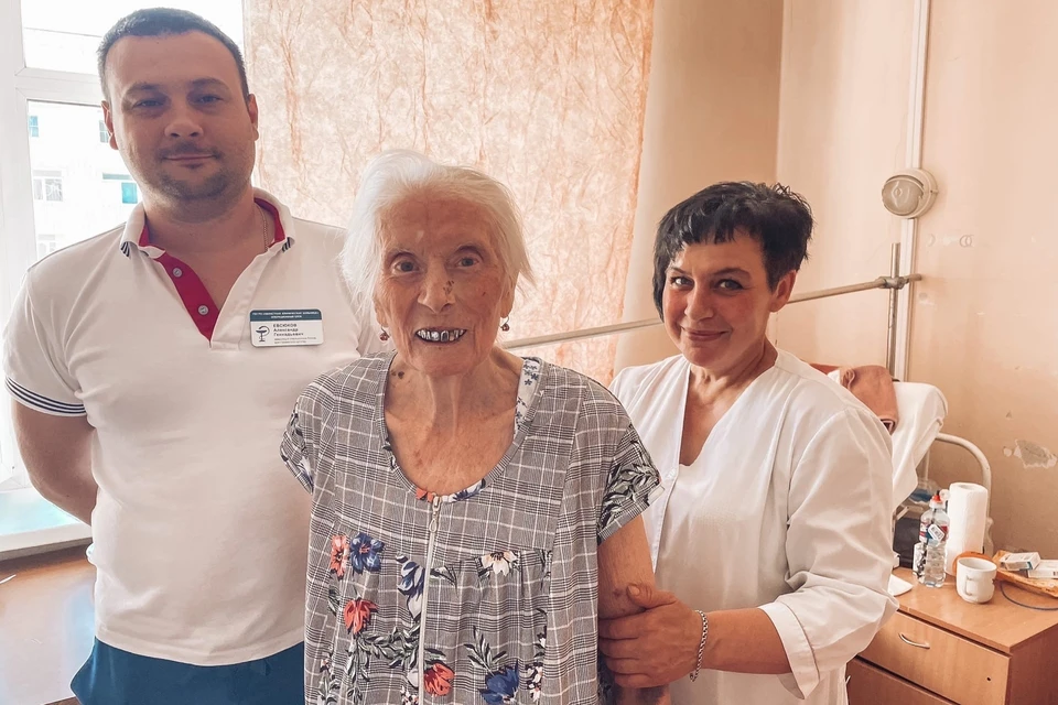 Бабушка уже встает, ходит по палате и улыбается. Фото: Рязанская областная клиническая больница.