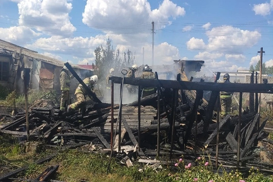На место оперативно приехали две пожарные машины. Фото: ГУ МЧС по Свердловской области